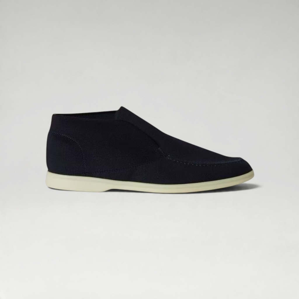 FBYMM Loro Piana Openwalk loafer in navy knitted virgin wool met een witte rubberen zool en verborgen elastiek.