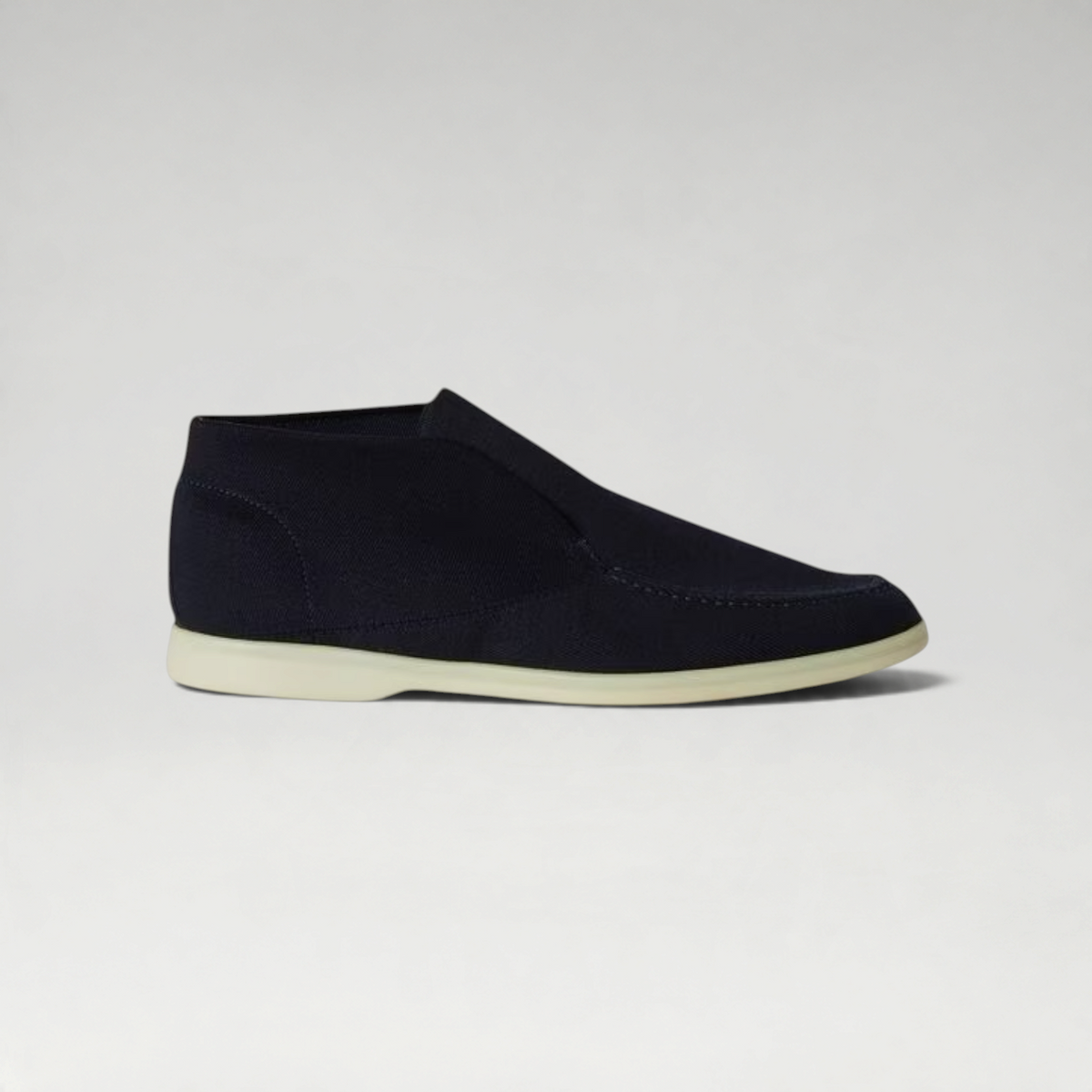 FBYMM Loro Piana Openwalk loafer in navy knitted virgin wool met een witte rubberen zool en verborgen elastiek.