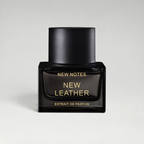 FBYMM New Leather parfum in een elegante zwarte glazen flacon met gouden letters en een minimalistische zwarte dop.
