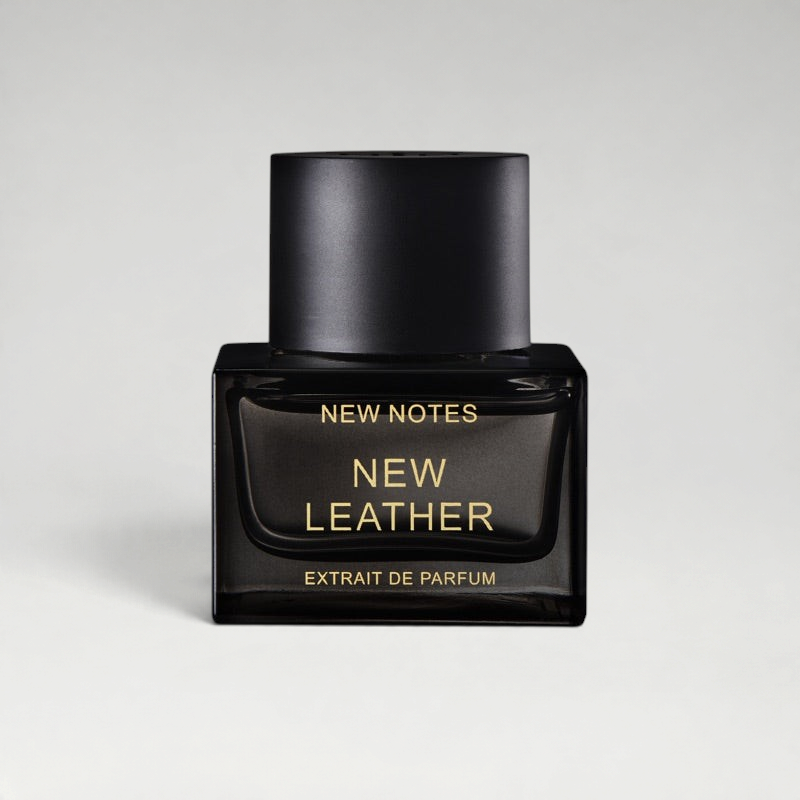 FBYMM New Leather parfum in een elegante zwarte glazen flacon met gouden letters en een minimalistische zwarte dop.