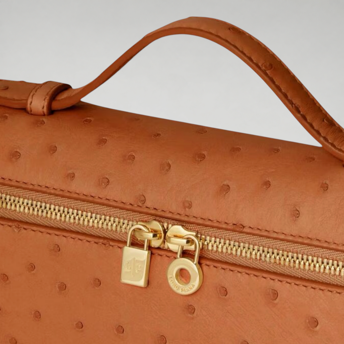 FBYMM L19 Extra Pocket tas van cognackleurig struisvogelleer met gouden rits en My Charms details