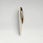 FBYMM Uptown witte kalfsleren envelopclutch met goudkleurig Cassandre-logo en magnetische sluiting, zijaanzicht