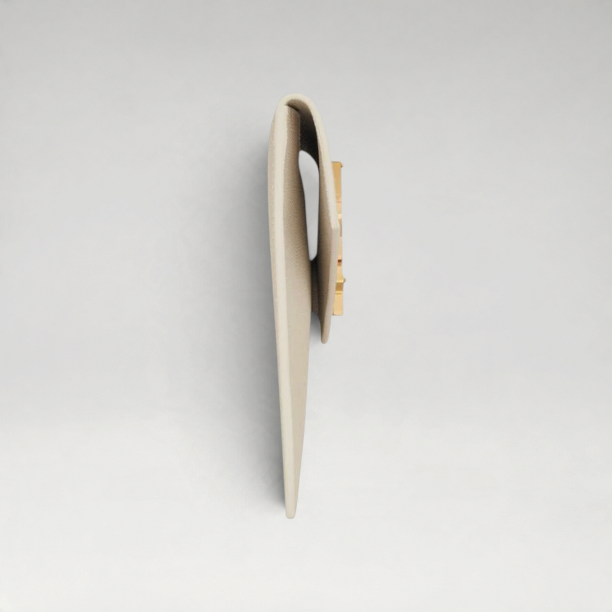 FBYMM Uptown witte kalfsleren envelopclutch met goudkleurig Cassandre-logo en magnetische sluiting, zijaanzicht
