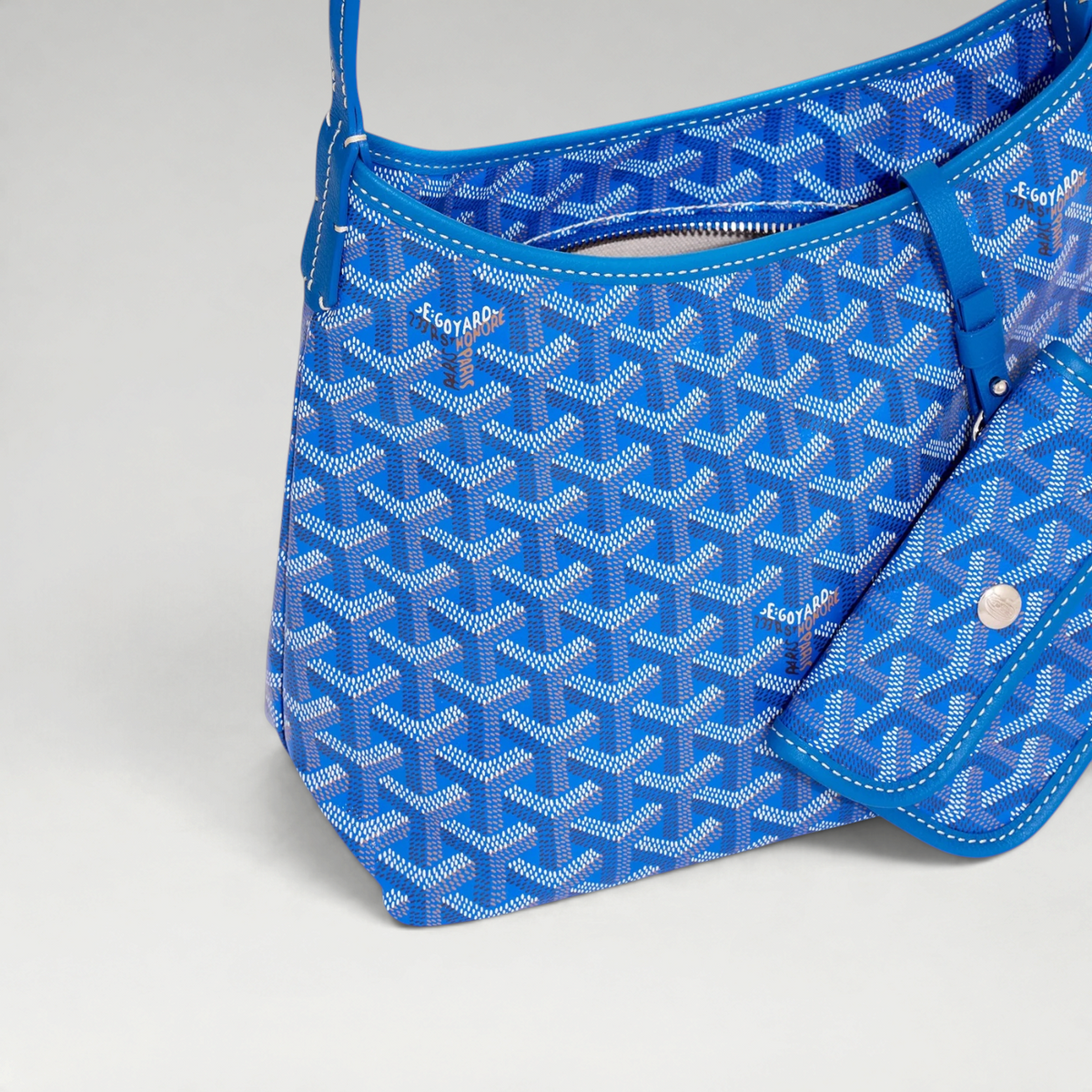 FBYMM Hobo Bohème Mini tas in blauwe Goyardine canvas met kalfsleren details, ritssluiting en afneembaar tasje.