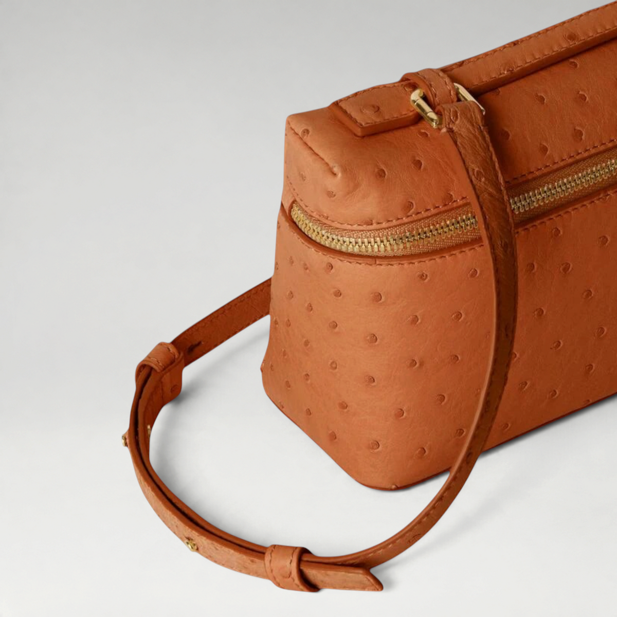 FBYMM L19 Extra Pocket tas in cognackleurig struisvogelleer met goudkleurige hardware en afneembare schouderriem