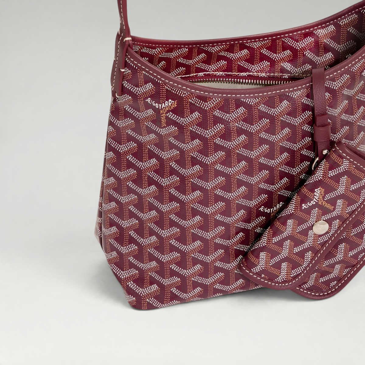 FBYMM Hobo Bohème mini tas in bordeauxrood Goyardine canvas met kalfsleren details, ritssluiting en afneembaar tasje.