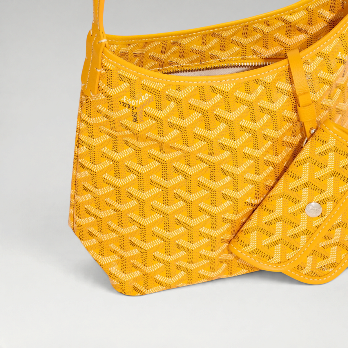 FBYMM Hobo Bohème mini tas in geel Goyardine canvas met kalfsleren details, ritssluiting en afneembaar tasje.