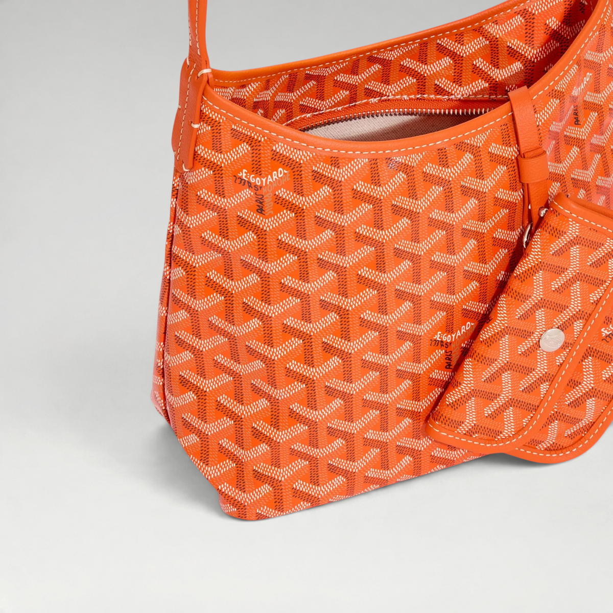 FBYMM Hobo Bohème mini tas in oranje Goyardine canvas met kalfsleren details, ritssluiting en afneembaar tasje.