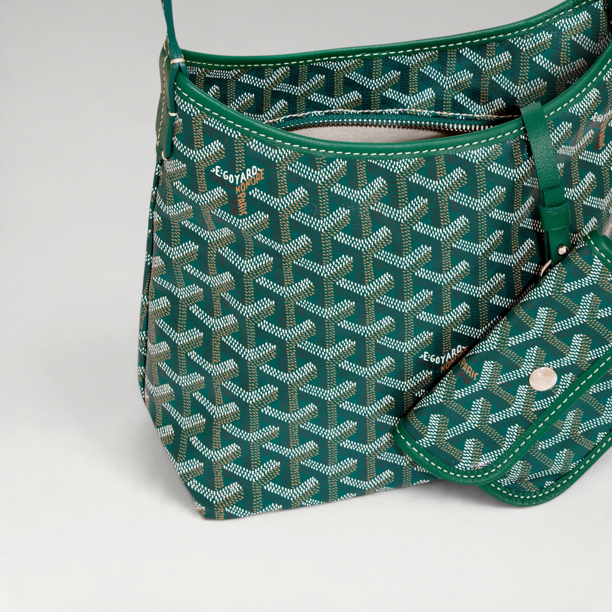 FBYMM Hobo Bohème mini tas in groen Goyardine canvas met kalfsleren details, ritssluiting en afneembaar tasje.