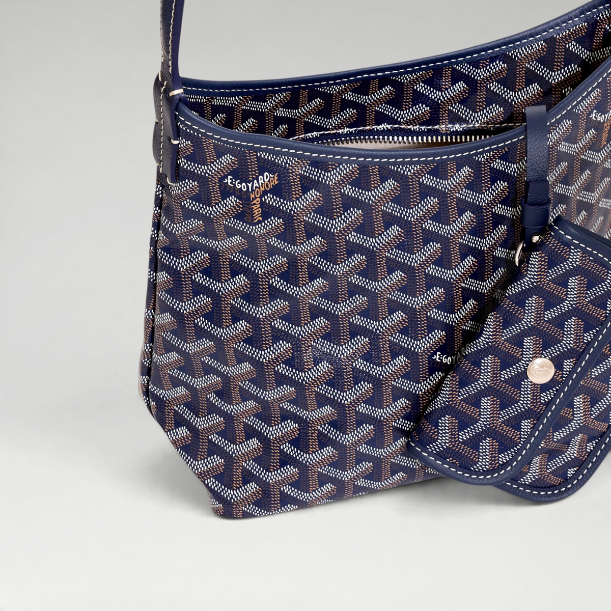 FBYMM Hobo Bohème mini tas in marineblauw Goyardine canvas met kalfsleren details en afneembaar tasje.