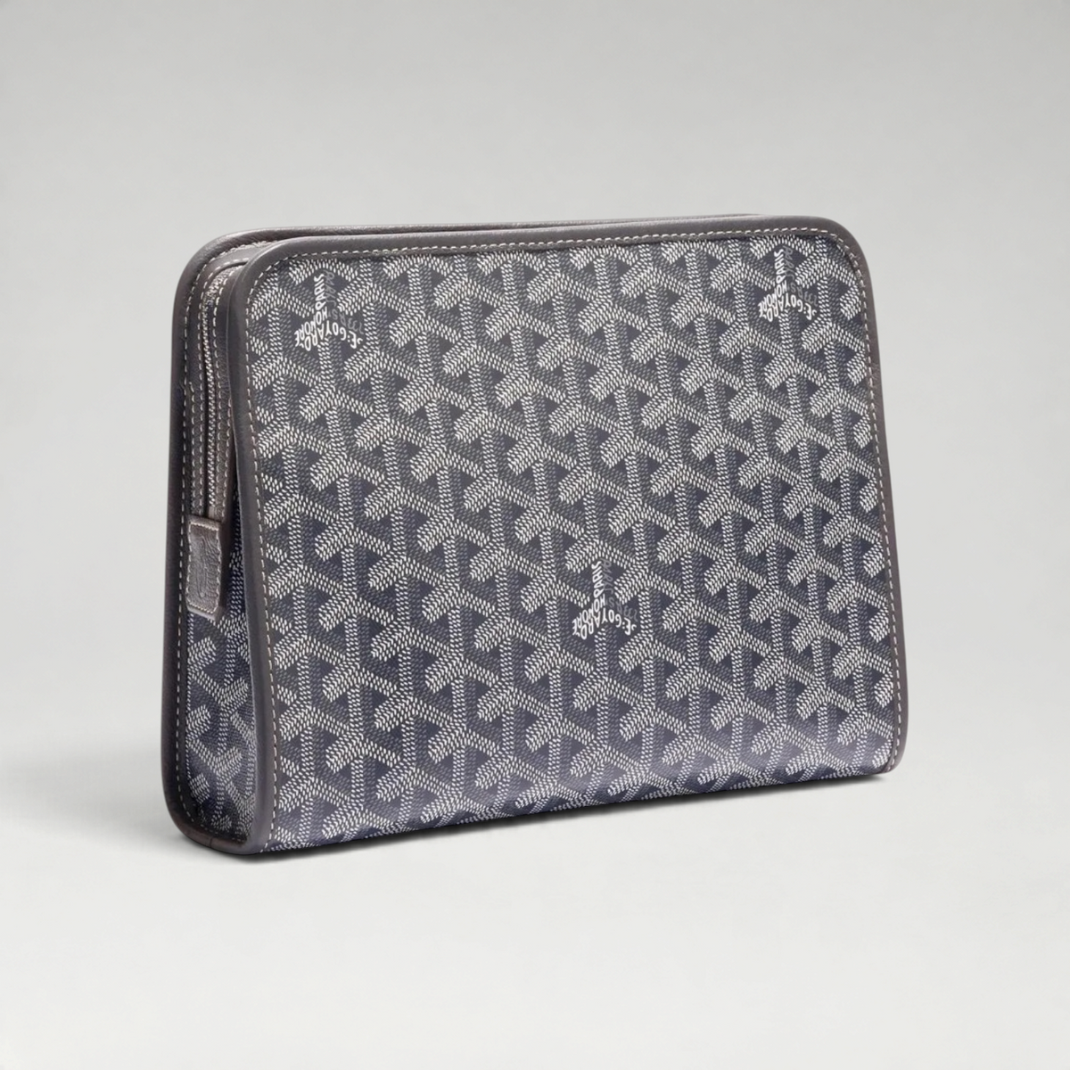 FBYMM Jouvence MM toiletry bag in grey with iconic Goyard pattern, crafted from water-resistant cow leather.