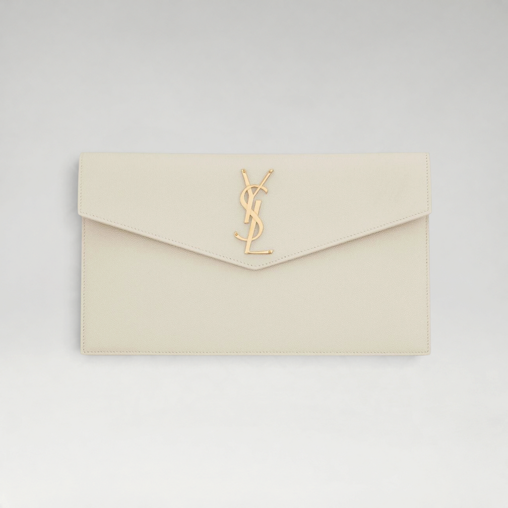Witte FBYMM Uptown envelopclutch van kalfsleer met goudkleurig Cassandre-logo en magnetische sluiting.
