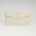 Witte FBYMM Uptown envelopclutch van kalfsleer met goudkleurig Cassandre-logo en magnetische sluiting.