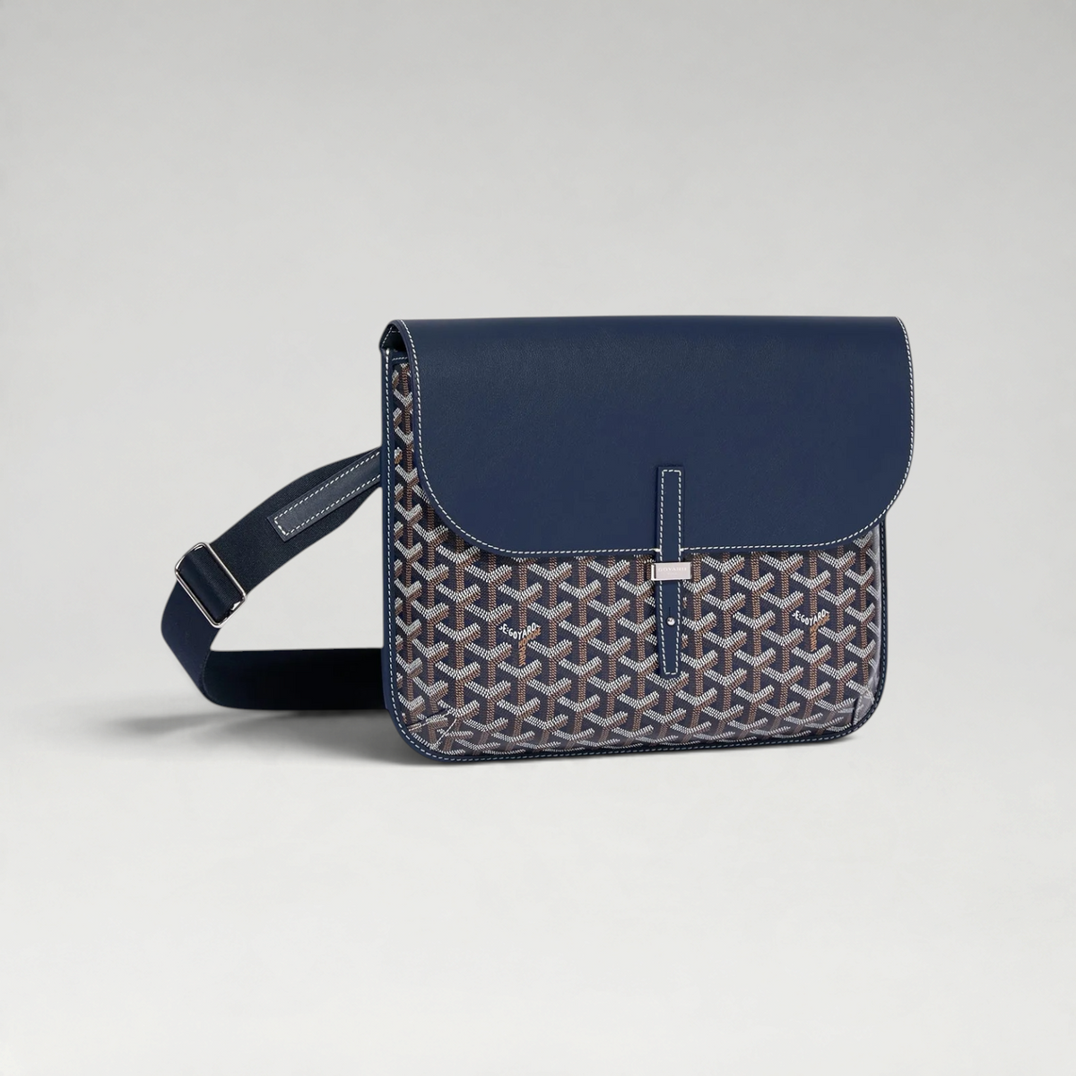FBYMM Coursier messenger tas in marineblauw rundleer met iconisch patroon en verstelbare schouderriem