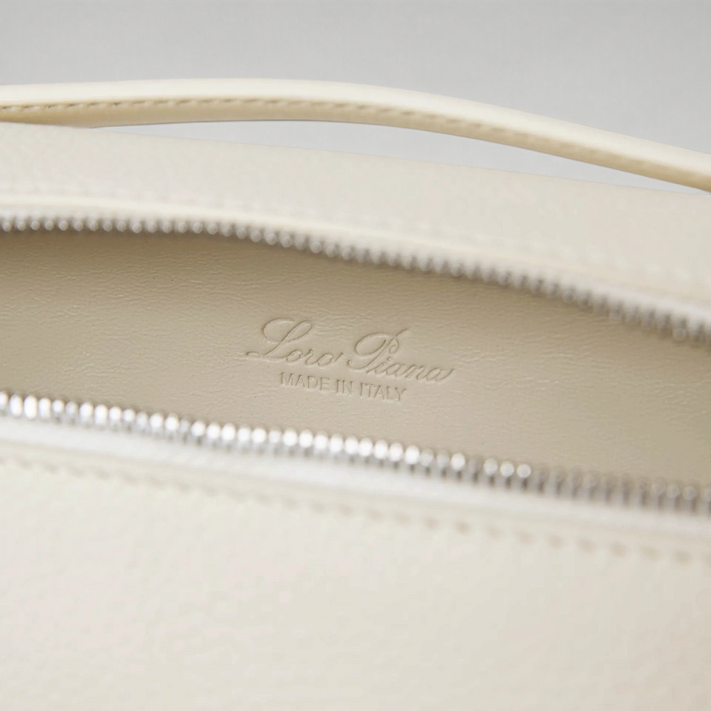 FBYMM L19 Extra Pocket tas in wit kalfsleer met zilverkleurige ritssluiting en Loro Piana logo detail