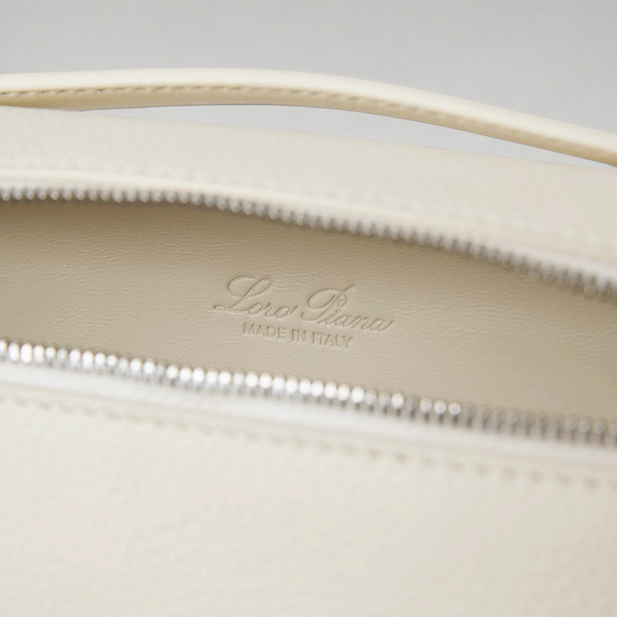 FBYMM L19 Extra Pocket tas in wit kalfsleer met zilverkleurige ritssluiting en Loro Piana logo detail