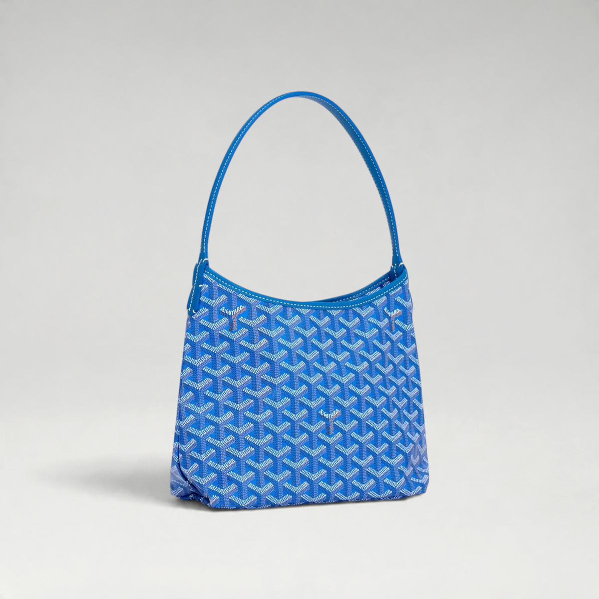 FBYMM Hobo Bohème mini tas in blauw Goyardine canvas met kalfsleren details en een comfortabel schouderhengsel.