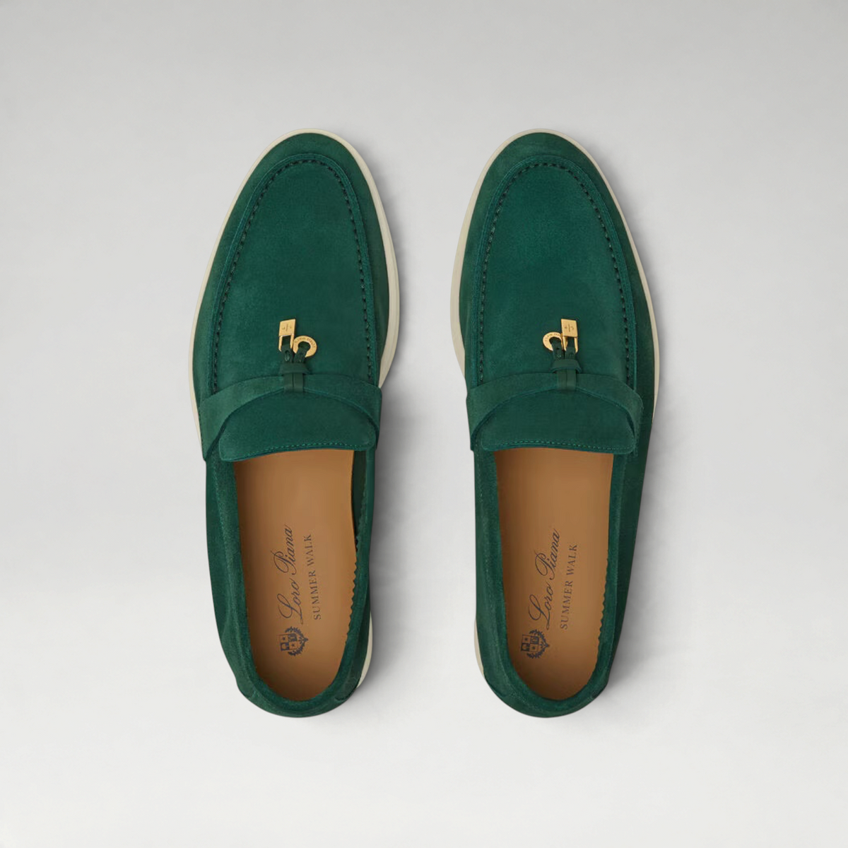 FBYMM Summer Walk loafers in groen suède met gouden My Charms-details en een witte rubberen zool