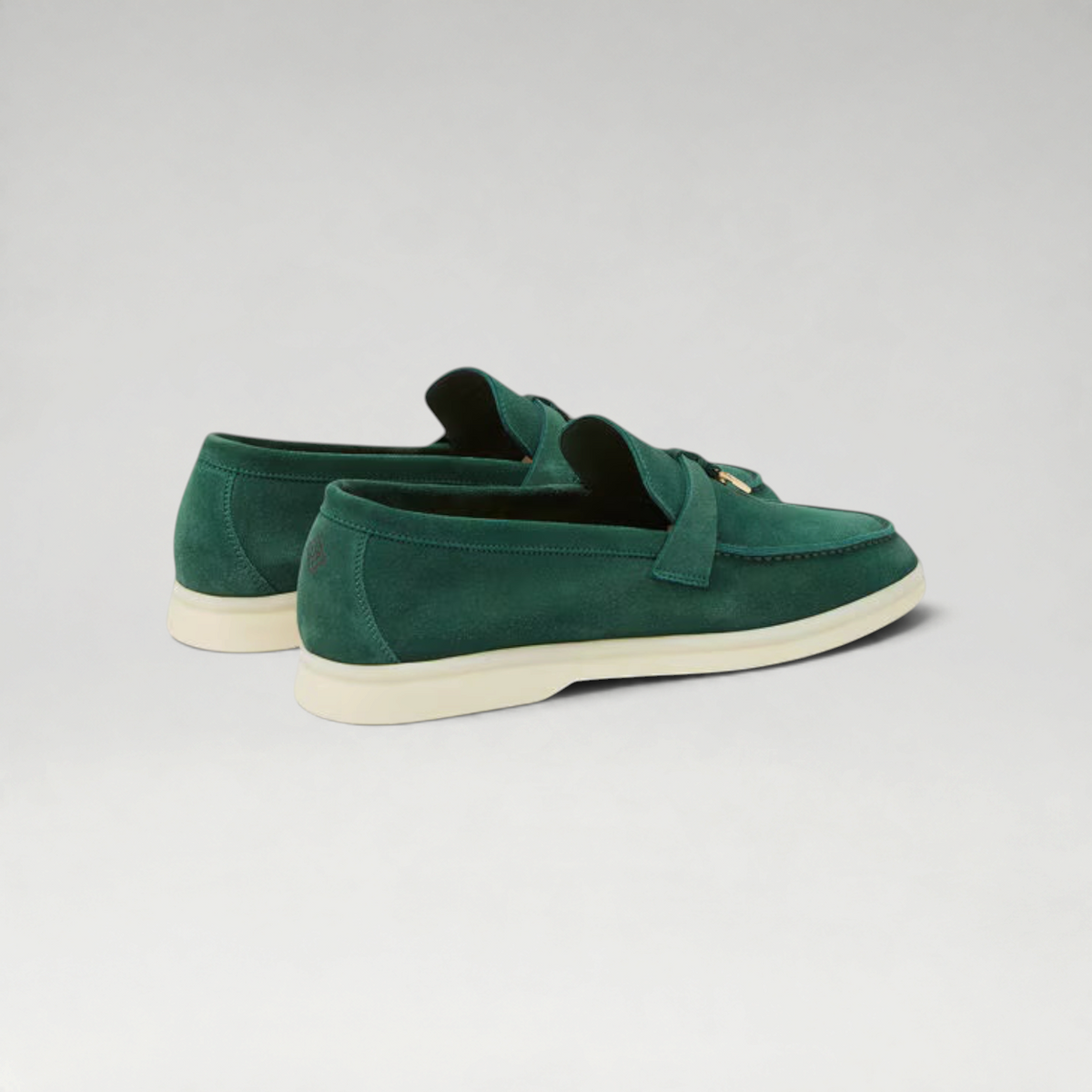 FBYMM Summer Walk loafers in groen suède met gouden My Charms-details en een witte rubberen zool