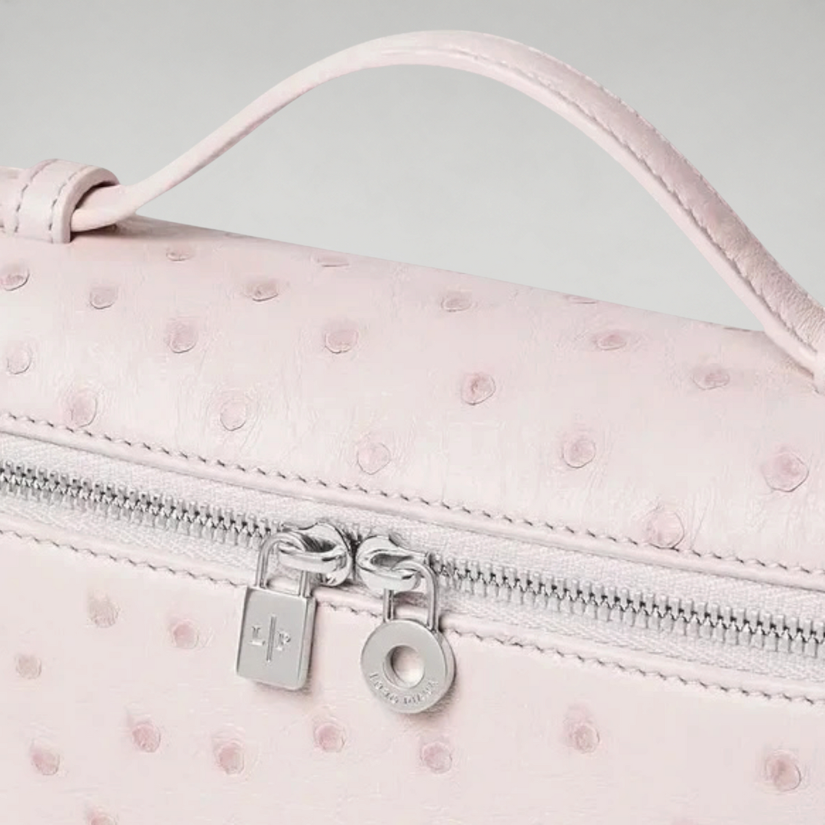 FBYMM L19 Extra Pocket tas in roze struisvogelleer met zilverkleurige rits en My Charms details