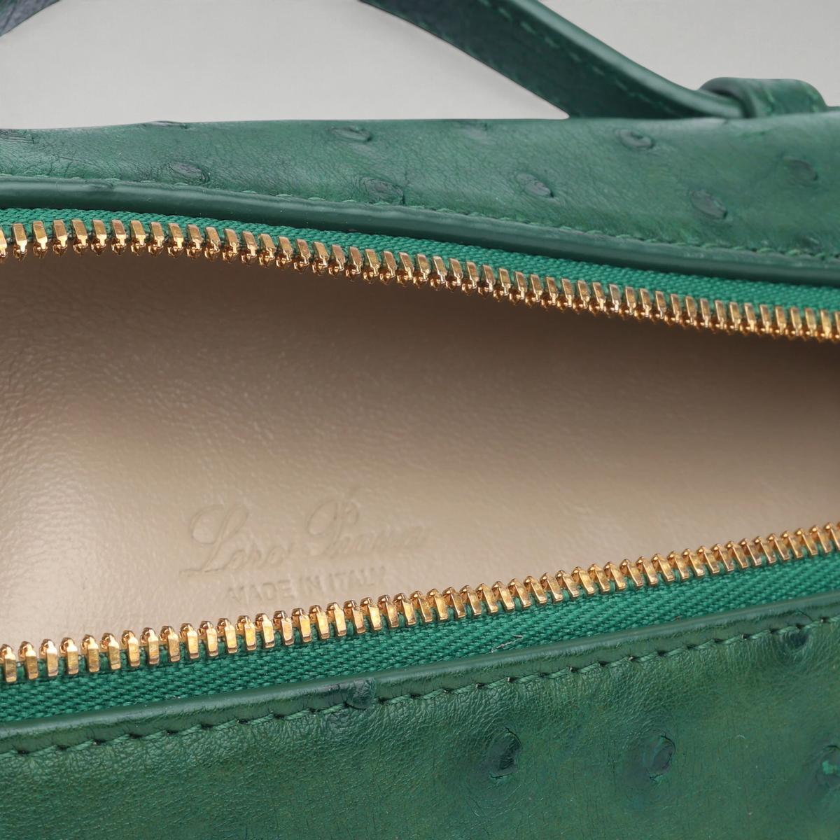 FBYMM L19 Extra Pocket tas in bosgroen struisvogelleer met gouden rits en beige lamslederen voering
