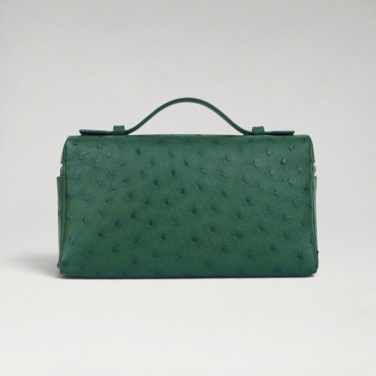 FBYMM L19 Extra Pocket tas in bosgroen struisvogelleer met handvat en luxe textuur op een lichte achtergrond.