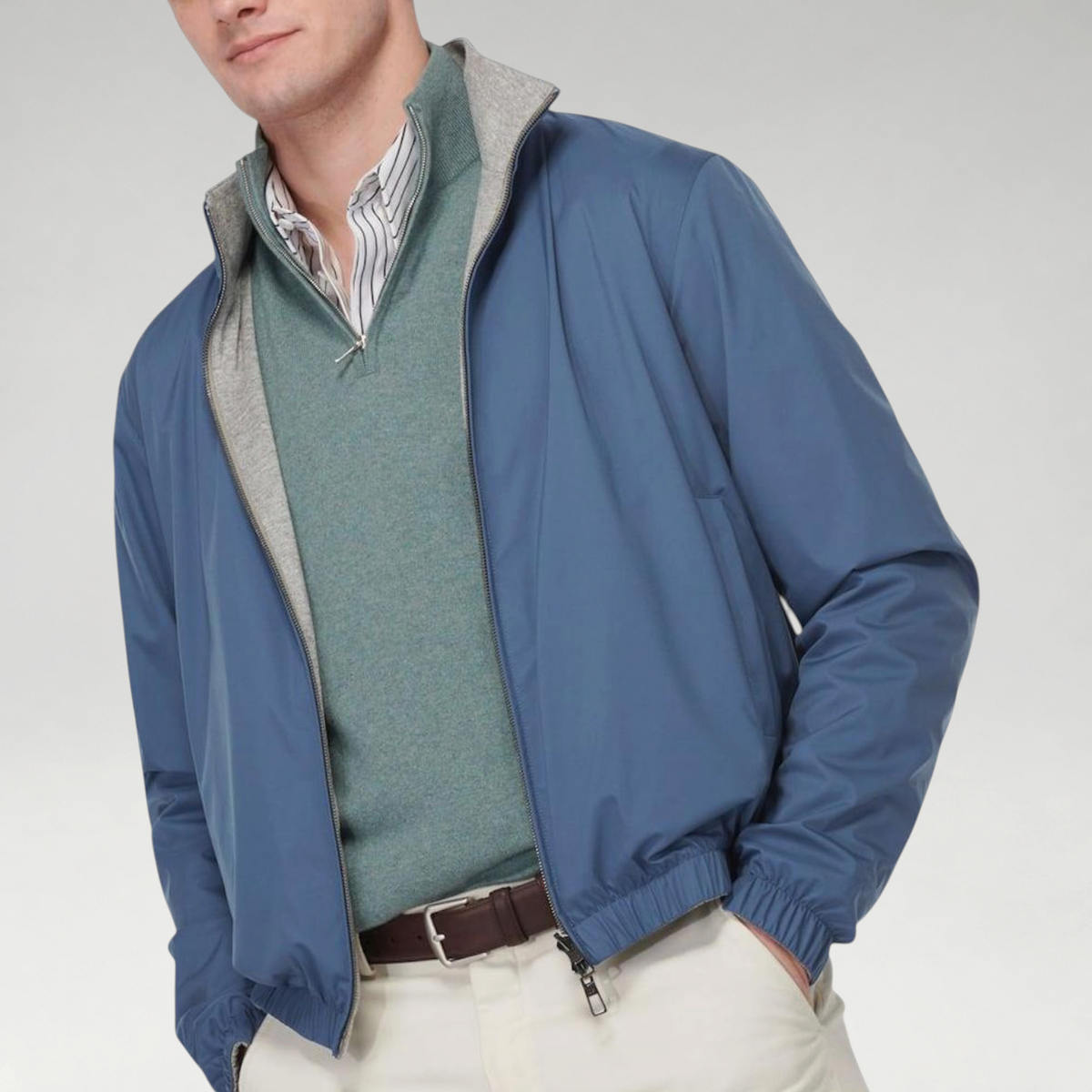 FBYMM Windmate bomberjack in blauw-grijs met rits, elastische boorden en suède details, gedragen door een model.