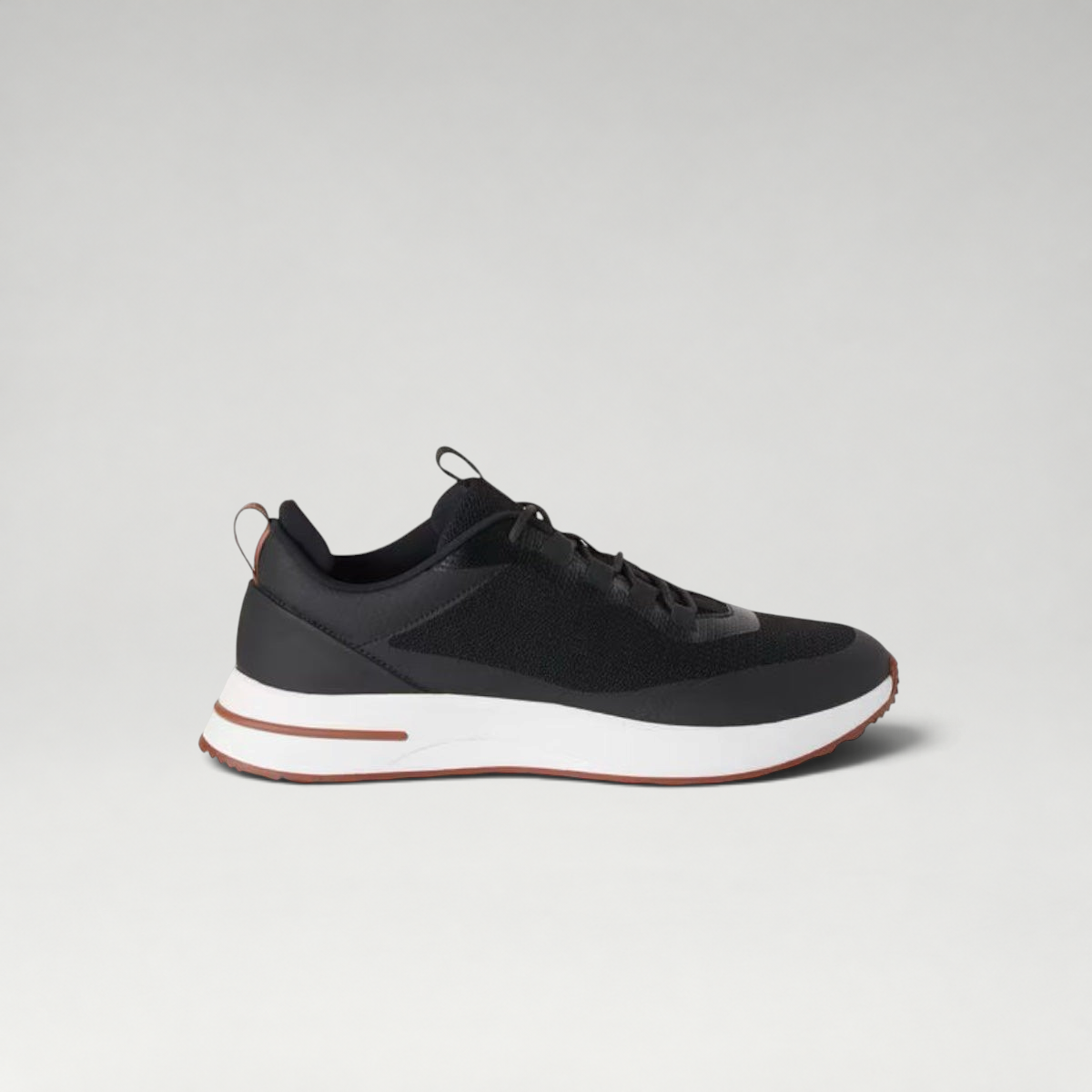 FBYMM Weekend Walk Tech zwarte sneakers van polyamide met vetersluiting, witte zool en bruine accenten.