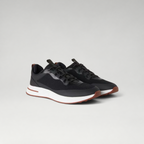 FBYMM Weekend Walk Tech zwarte sneakers van polyamide met vetersluiting, witte tussenzool en bruine rubberen zool.