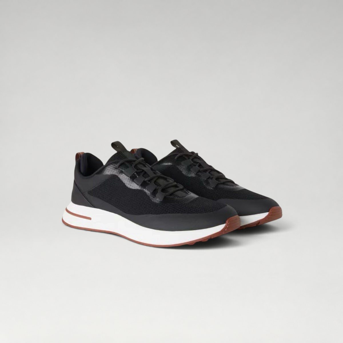 FBYMM Weekend Walk Tech zwarte sneakers van polyamide met vetersluiting, witte tussenzool en bruine rubberen zool.