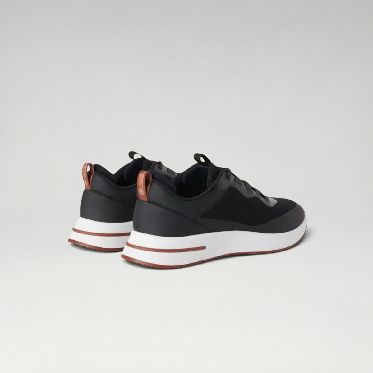 FBYMM Weekend Walk Tech zwarte sneakers van technisch breisel met witte zool en bruine leren details