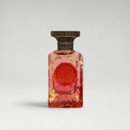 FBYMM AYA parfum in een roze glazen fles met gouden vlokken, een rood zegel en een antieke bronzen dop.